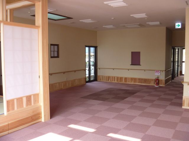 自然光が入る明るい廊下 廊下 自然光で明るい雰囲気の廊下です。車椅子対応の手すりも設置されており、安全に移動できます。