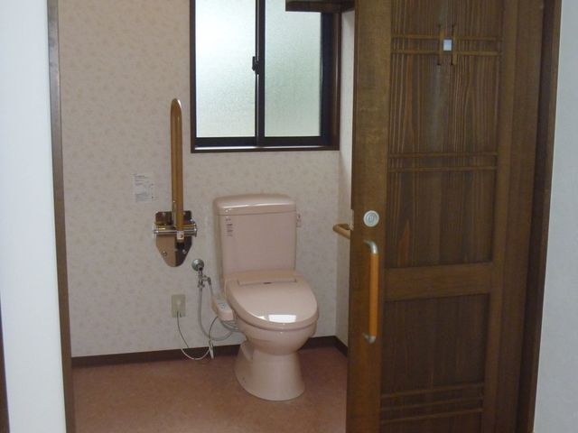 使いやすいトイレ トイレ 広々とした空間で使いやすいトイレです。窓から自然光が入り、明るい雰囲気となっています。