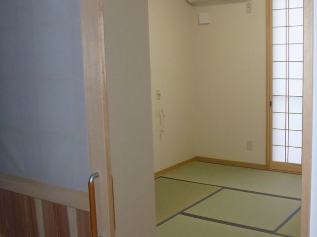 和の趣を感じる居室 居室 畳敷きの和室で、落ち着いた雰囲気の中で安らぎの時間を過ごせます。