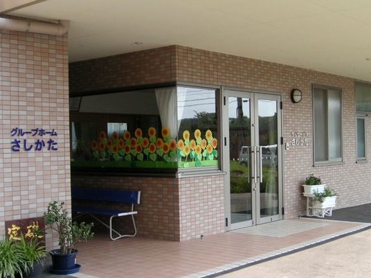 花飾りのある玄関外観  