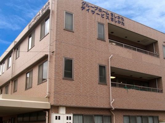 レンガ調の建物外観  