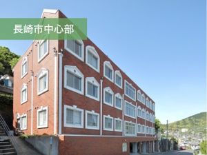 赤い外観の建物  
