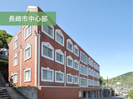 赤い外観の建物  