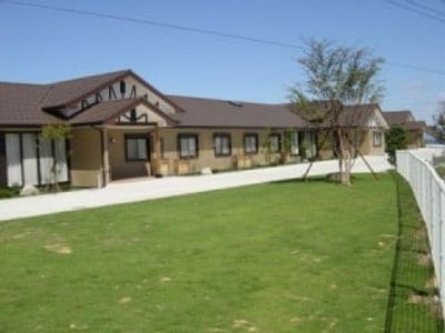 緑に囲まれた建物外観