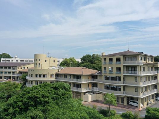 緑に囲まれた建物外観  