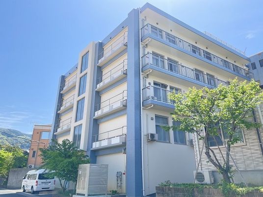 明るい建物外観  