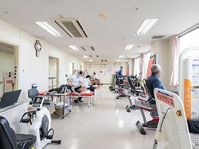 機能訓練室 機能訓練室 広々とした空間でリハビリが可能です。設備が整い、明るい雰囲気の中での作業ができます。
