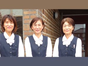 笑顔の職員3人の外観前  