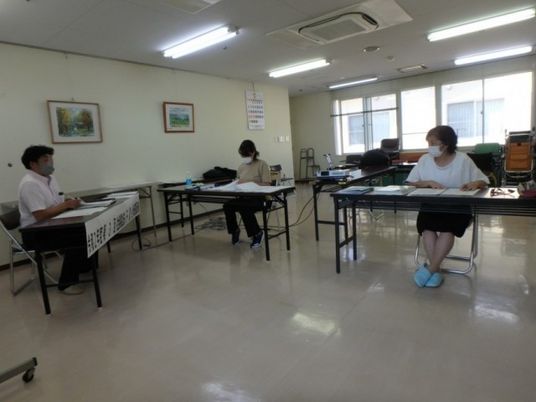 机が並ぶ多目的室  