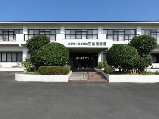 緑が整う正面玄関外観  