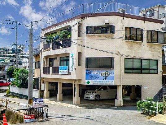 階建ての白い建物外観