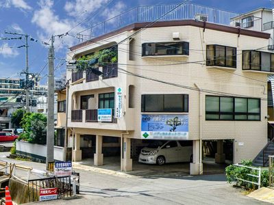 階建ての白い建物外観