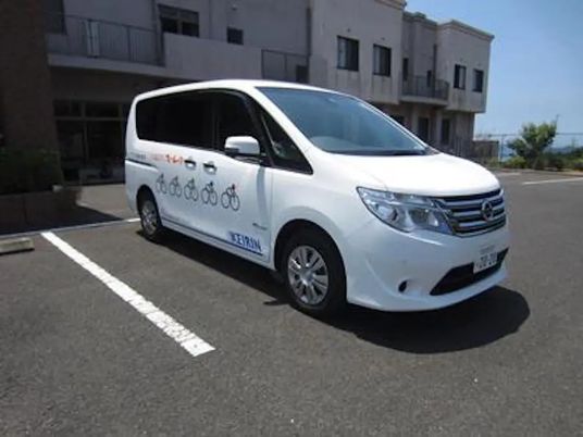 送迎車のある外観  