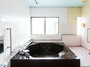 広い浴槽の浴室  