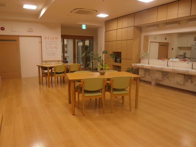 自然光が入る明るい部屋 内観 自然光が差し込む、広々とした明るい空間で、アットホームな雰囲気を感じられます。