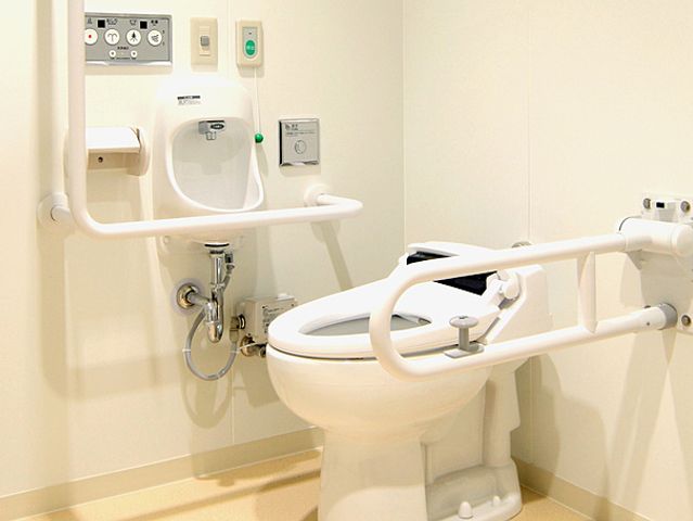 使いやすさを考えたトイレ トイレ 手すりが設置された広々としたスペースで、安全に利用できます。快適さを重視した設計です。