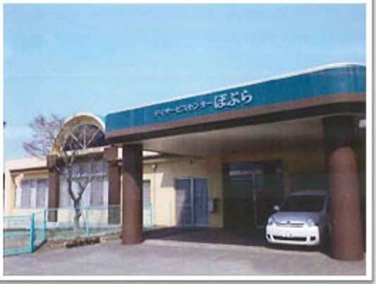 外観と車寄せ  