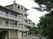 緑に囲まれた外観  