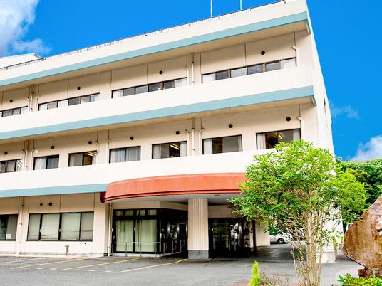 明るい外観の建物  