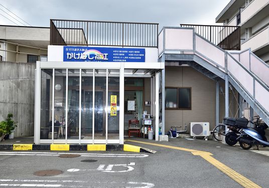 駐車場がある外観