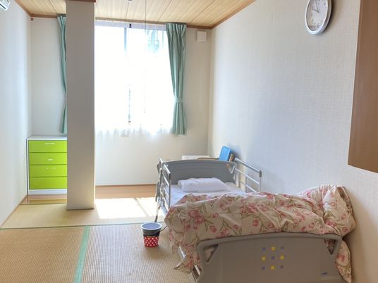 木漏れ日が差し込む居室