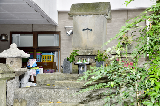 歴史を感じさせる石造りの施設外観