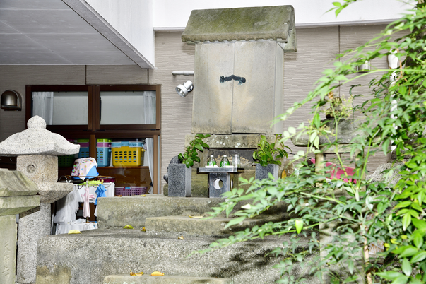 歴史を感じさせる石造りの施設外観