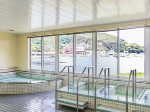 海を望む浴室  