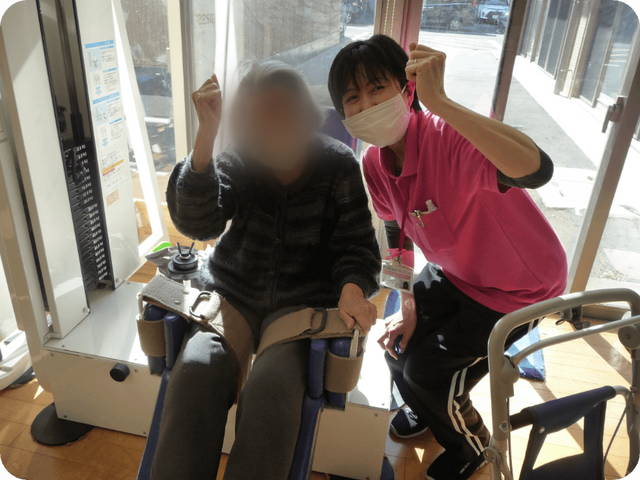 自然光差し込む空間 機能訓練室 明るい光が差し込む空間で、利用者とスタッフが一緒に活動しています。和やかな雰囲気です。