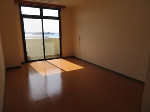 日差し入る洋室の一角
