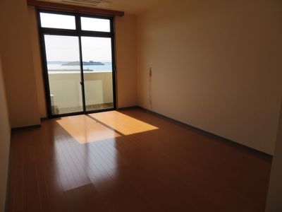 日差し入る洋室の一角
