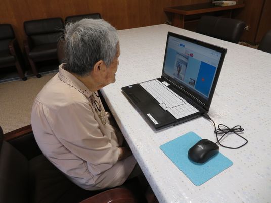 利用者がパソコン操作