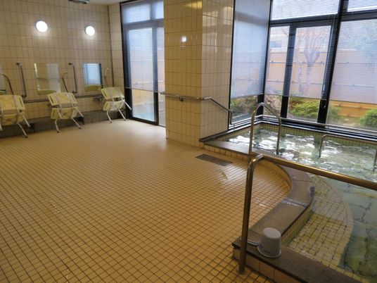 明るい浴室の一角