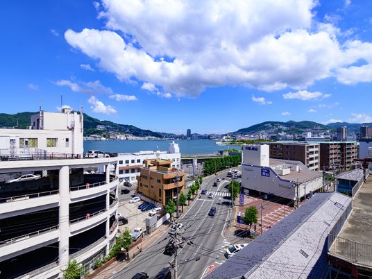 青空と海を望む街並み
