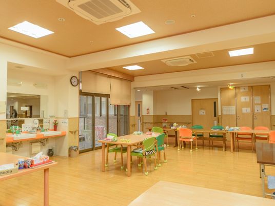 明るい共有食堂空間