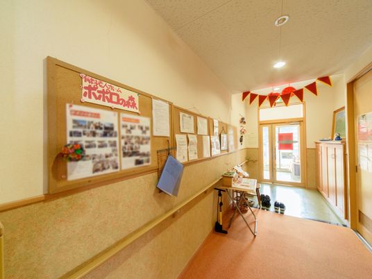 掲示物が並ぶ廊下