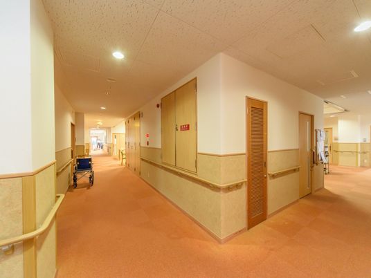 明るい施設の廊下