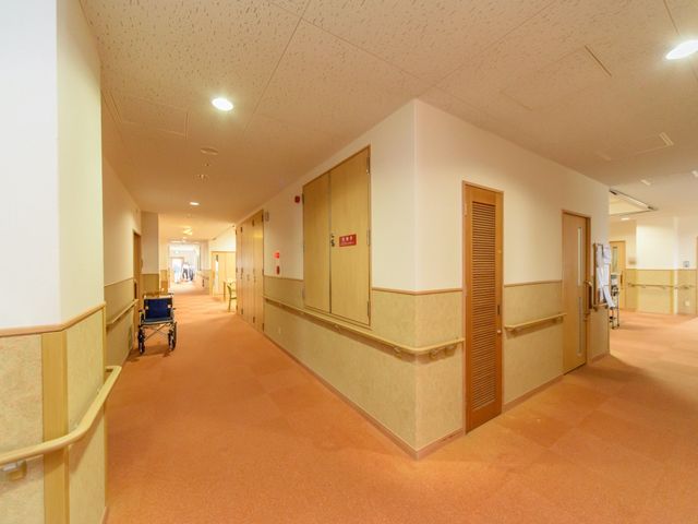 明るい施設の廊下