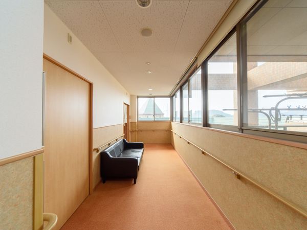 明るい光が差し込む廊下