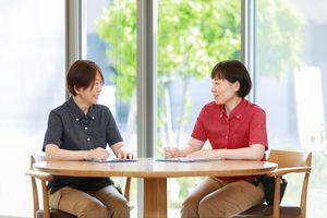 自然光が差し込むラウンジ  