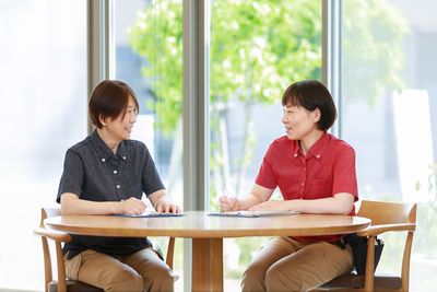 自然光が差し込むラウンジ