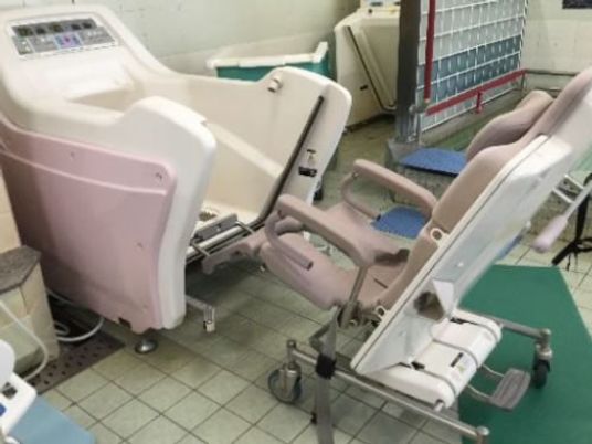 入浴機器が並ぶ浴室  