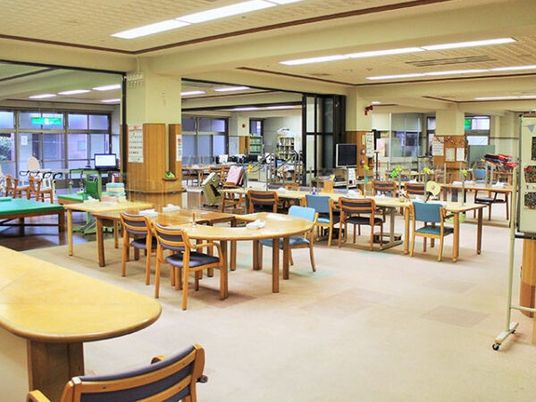 広い食堂の室内  