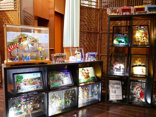 色鮮やかな展示棚