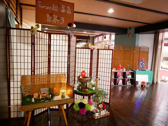 飾り付けられたホール