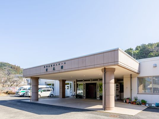 施設の正面玄関外観  