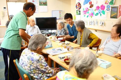 みんなで談笑する室内
