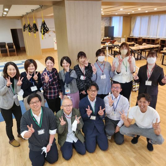 笑顔のスタッフが集まるラウンジ  