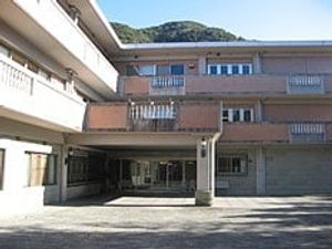 明るい施設の外観