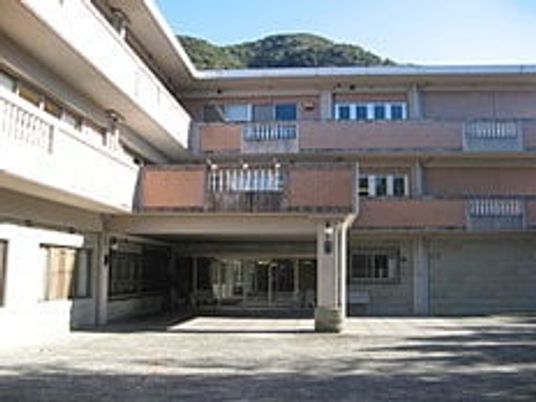 明るい施設の外観